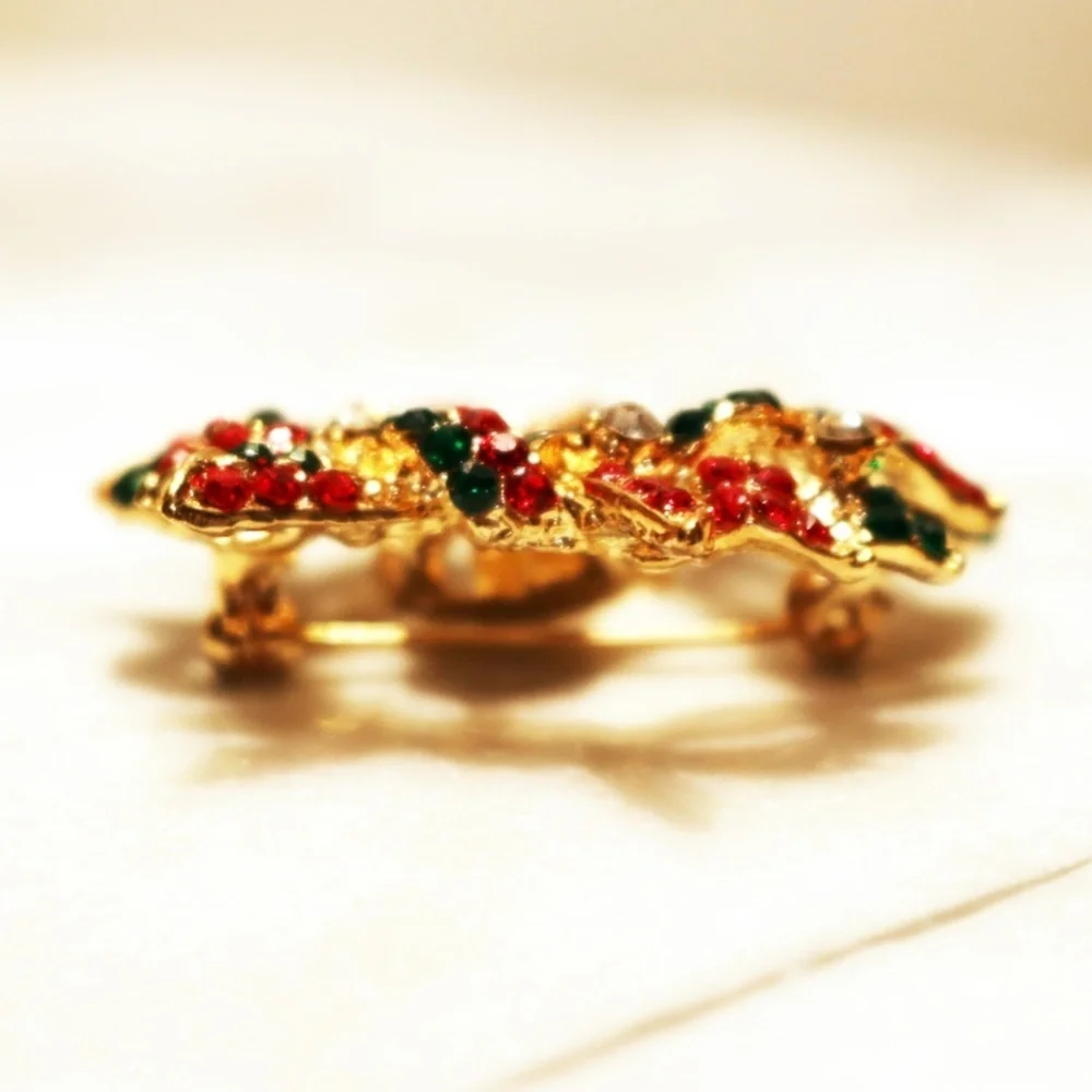 🎄💫 Crystal Encrusted Holiday Wreath Brooch in Gold Tone Setting 🎄✨